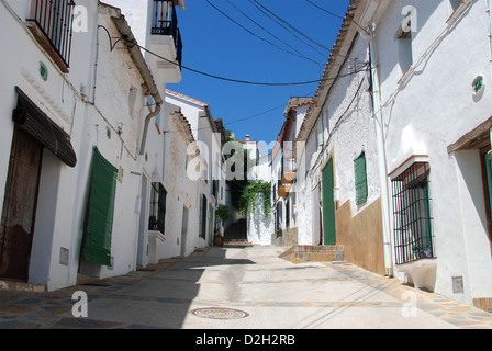 Eine typische Straße in Pueblo Blanco (weißes Dorf) von Gaucín in Andalusien, Spanien Stockfoto