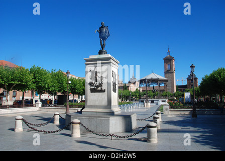 Die Plaza de Cevantes, mit Statue von Miguel de Cevantes, in Alcala De Henares, Spanien Stockfoto