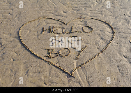 Wort Hallo Big Boy in Sand geschrieben Stockfoto