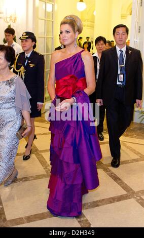 Singapur. 24. Januar 2013. Prinzessin Maxima der Niederlande kommt für die offiziellen Staatsbankett von Präsident Tony Tan Keng Yam im Istana Palace in Singapur, 24. Januar 2013 angeboten. Die niederländischen Royals sind auf einen zweitägigen Staatsbesuch in Singapur. Foto: Patrick van Katwijk / Alamy Live News Stockfoto