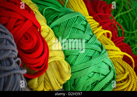 Haufen von farbigen Fäden auf dem Markt in Pushkar, Indien. Stockfoto