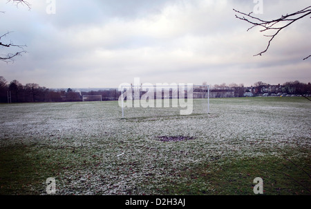 Gefrorenen Schnee Fußball Spielfeld Schule Spielfeld Stockfoto