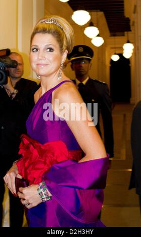 Singapur. 24. Januar 2013. Prinzessin Maxima der Niederlande kommt für die offiziellen Staatsbankett von Präsident von Singapur im Istana Palace in Singapur, 24. Januar 2013 angeboten. Die niederländischen Royals sind auf einen zweitägigen Staatsbesuch in Singapur. Foto: Albert Nieboer/RPE/Niederlande, / Alamy Live News Stockfoto