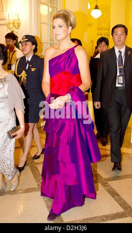 Singapur. 24. Januar 2013. Prinzessin Maxima der Niederlande kommt für die offiziellen Staatsbankett von Präsident von Singapur im Istana Palace in Singapur, 24. Januar 2013 angeboten. Die niederländischen Royals sind auf einen zweitägigen Staatsbesuch in Singapur. Foto: Albert Nieboer/RPE/Niederlande, / Alamy Live News Stockfoto