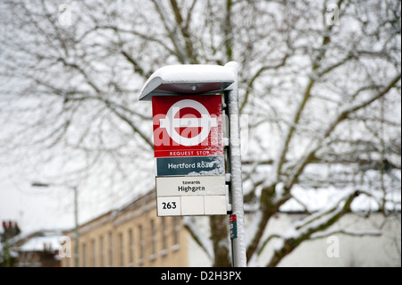 Bus Stop-Schild in 263 Bushaltestelle Schnee bedeckt Stockfoto