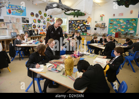 Ein Kunstunterricht an Pasteten Grammar School in Cheltenham, Gloucestershire UK Stockfoto