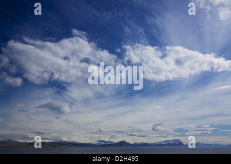 Malerische Wolkengebilde mit bergigen norwegischen Küste in der Stadt Bodo Stockfoto