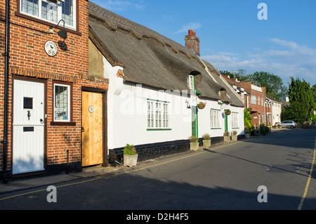 Obere Straße in Horning Norfolk Broads UK mit Reetdachhaus Stockfoto