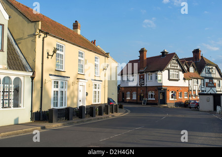 Obere Straße in Horning Norfolk Broads UK mit dem Swan Inn Stockfoto