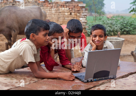 Indien, Uttar Pradesh, vier Dorfkinder Blick auf Laptop-computer Stockfoto