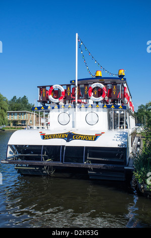 Southern Comfort Mississippi Paddelboot vertäut am Horning auf den Norfolk Broads Stockfoto