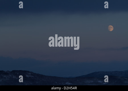 fast Vollmond am Himmel Stockfoto
