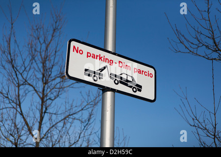 Kein Parkplatz-Schild mit Walisisch Übersetzung. Stockfoto