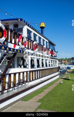 Southern Comfort Mississippi Paddelboot vertäut am Horning auf den Norfolk Broads Stockfoto