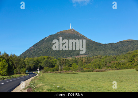 Panoramablick vom Puy de Dôme von der Chaîne des Puys mit Radio tv Sender Region des Zentralmassivs Süd-Zentral-Frankreich Stockfoto