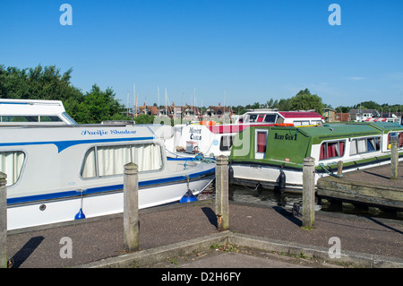 Sportboote auf dem Fluss Bure am Horning auf den Norfolk Broads Stockfoto