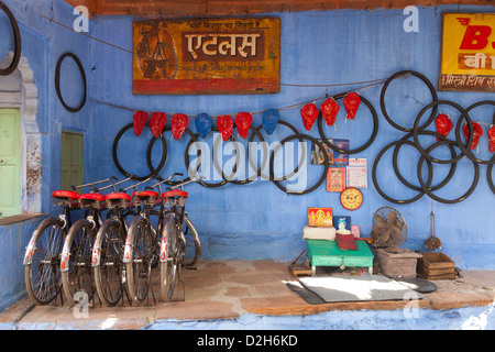 Indien, Rajasthan, Jodhpur Fahrradgeschäft in Altstadt mit traditionellen indischen Fahrräder Stockfoto