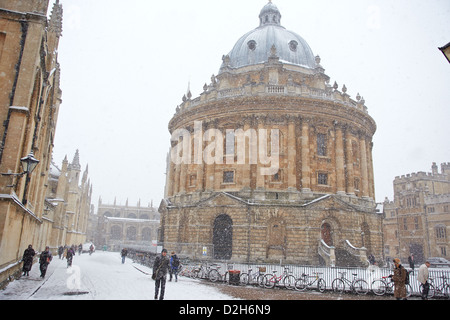 Gesamtansicht der Radcliffe Kamera Bibliothek in zentrale Oxford bei starkem Schneefall Stockfoto