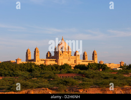 Indien, Rajasthan, Jodhpur, Umaid-Bhavan-Palast im späten Abendlicht Stockfoto