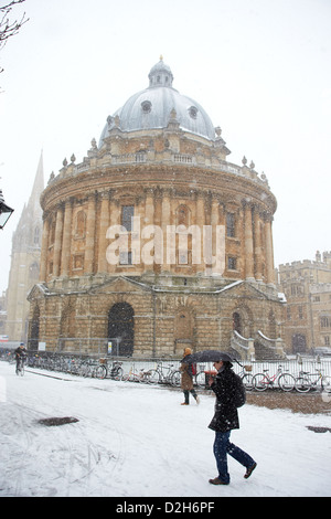 Gesamtansicht der Radcliffe Kamera Bibliothek in zentrale Oxford bei starkem Schneefall Stockfoto