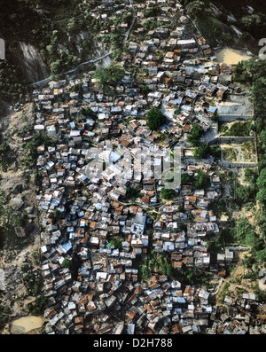 Brasilien, Rio De Janeiro, Luftaufnahme einer Favela, Arme Menschen Elendsviertel von Rio De Janeiro den Hang hinauf Stockfoto