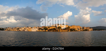 Indien, Rajasthan, Udaipur, Panoramablick über Pichola-See in Richtung Schloss und Altstadt Stockfoto