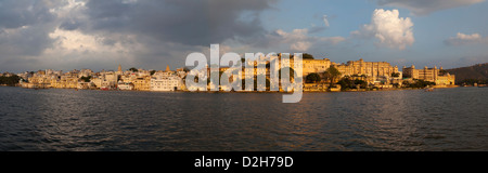 Indien, Rajasthan, Udaipur, Panoramablick über Pichola-See in Richtung Schloss und Altstadt Stockfoto