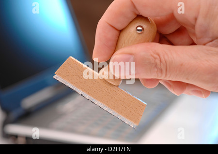 Stempel in der hand für individuellen Text leer Stockfoto