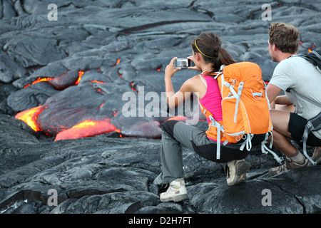 Touristen, die Aufnahme des flüssigen Lava vom Vulkan Kilauea auf Hawaii Volcanoes Nationalpark, USA Stockfoto