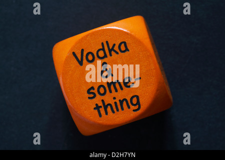 von einer orangenen farbigen Würfel mit Wodka & auf schwarzem Hintergrund isoliert etwas zu trinken zu werfen Stockfoto