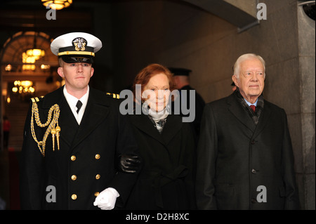 Ehemalige uns ehemaligen Präsidenten Jimmy Carter und seine Frau Rosalyn Carter werden in die Plattform für die Vereidigung bei der 57. Presidential Inauguration auf dem US Capitol 21. Januar 2013 in Washington, DC begleitet. Stockfoto