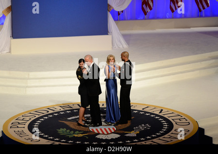 US-Vizepräsident Joe Biden tanzt mit Army Staff Sgt Keesha N. Dentino als zweite Frau Dr. Jill Biden Tänze mit Navy Petty Officer 3rd Class Patrick R. Figueroa während der Oberbefehlshaber konstituierenden ball 21. Januar 2013 im Washington Convention Center in Washington, DC. Stockfoto