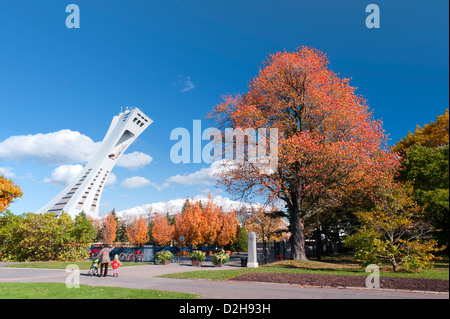 Frau und Kind auf dem Gelände Montreal Botanischer Garten im Herbst, mit dem Olympiastadion im Hintergrund. Stockfoto