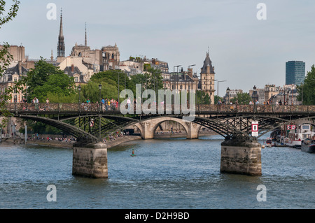 Den Ufern der Seine, die Brücke Pont des Arts und der Kathedrale Notre Dame Stockfoto