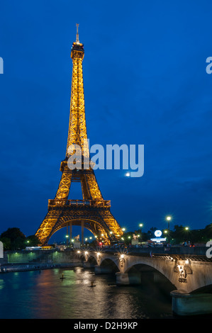 Der Eiffelturm bei Nacht Stockfoto