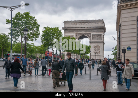 Champ-Elysees und dem Arc de Triomphe in Paris, Frankreich Stockfoto