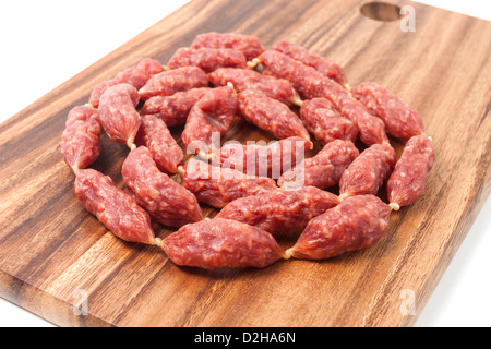 Ein Haufen Mini Salamis auf Holzbrett Stockfoto