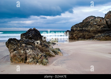 Die schwarzen Felsen am Strand Sango Bay, Nr Durness, Sutherland im Norden Schottlands. An einem sonnigen und stürmischen Tag aufgenommen Stockfoto