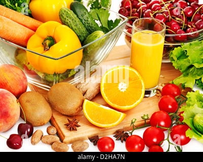 Gemüse und Obst und Saft. Stockfoto