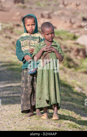 Kinder auf dem Weg in Simien Mountains Nationalpark, Amhara Region, Äthiopien Stockfoto