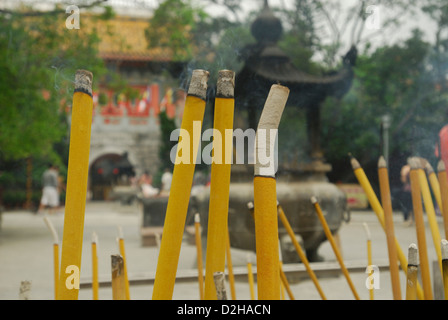 Buddhistische ritual Räucherwerk Angebote in einer Pfanne am Eingang des Po Lin Kloster, Ngong Ping, Lantau Island, Hong Kong, China platziert Stockfoto