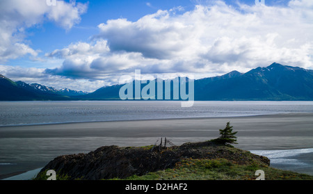 Zerklüftete Landschaft von Meer und Bergen, Turnagain Arm, südlich von Anchorage, Alaska, USA Stockfoto