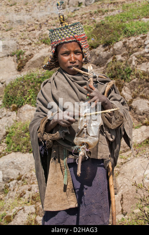 Äthiopischen Jungen spielen Musik, Simien Mountains Nationalpark, Amhara Region, Äthiopien Stockfoto