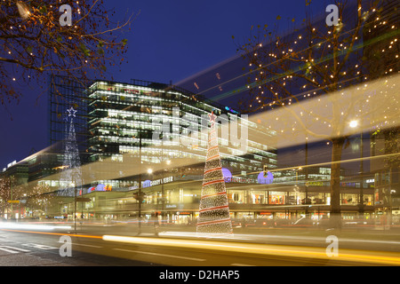 Berlin, Deutschland, Illuminationen und Lichtspuren am neuen Kranzler Eck Stockfoto