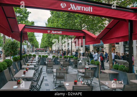 Straßencafés und Geschäfte entlang der Avenue des Champs-Elysées in Paris, Frankreich Stockfoto