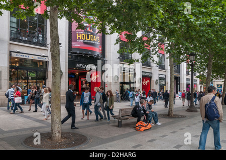 Straßencafés und Geschäfte entlang der Avenue des Champs-Elysées in Paris, Frankreich Stockfoto