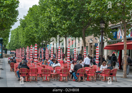 Straßencafés und Geschäfte entlang der Avenue des Champs-Elysées in Paris, Frankreich Stockfoto