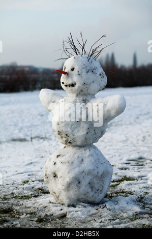 Berlin, Deutschland, Schneemann mit Haaren und ausgestreckten Armen Stockfoto