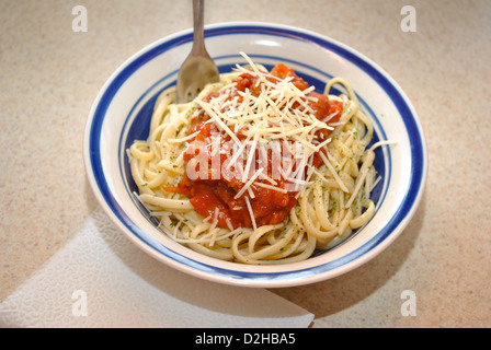Linguini, Sauce und geriebenem Käse in eine Schüssel geben Stockfoto