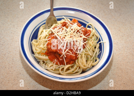 Schüssel von Linguini mit frischen Parmesan Stockfoto